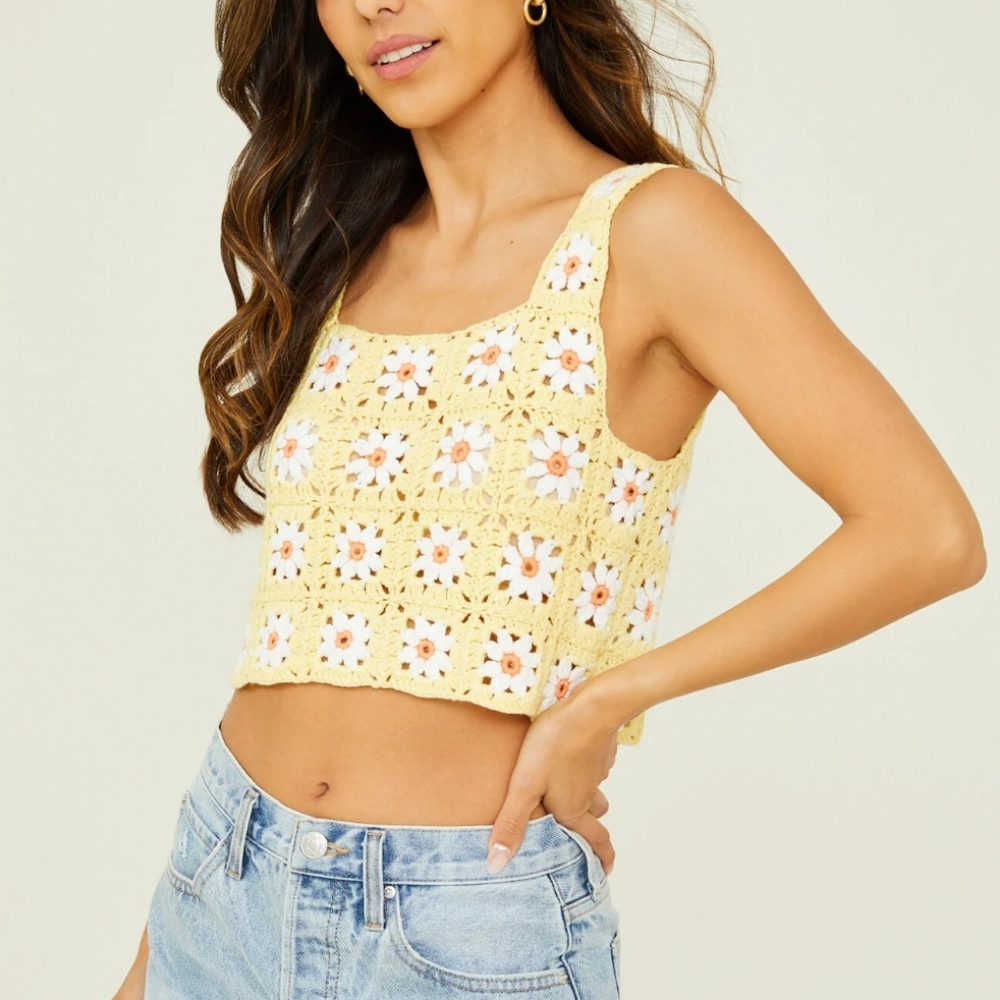Altar'd State Top NWT Size L Yellow White Daisy Crochet Boho Crop Floral